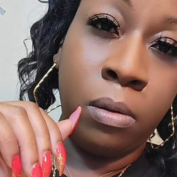 Meet your Posher, Evette - Picture 1 of 1